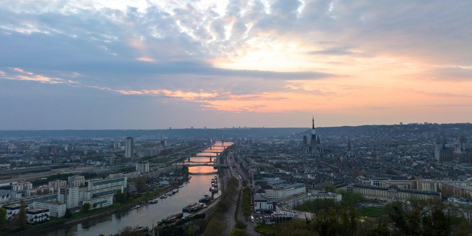 Vue panoramique de Rouen et de la Seine au coucher du soleil